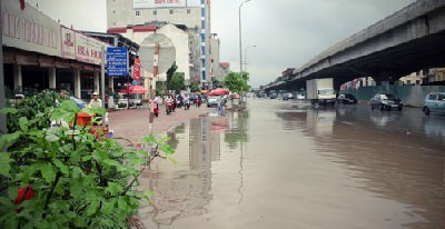 Hà Nội thành "sông" trong cơn mưa lớn nhất đầu hè ảnh 8