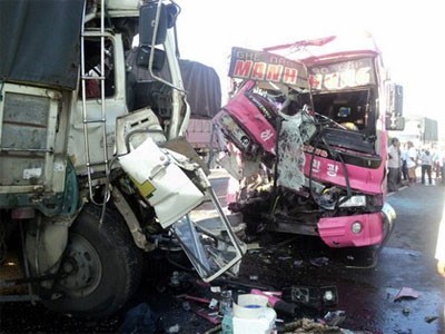 Một vụ tai nạn, xe khách và xe tải đối đầu nhau.