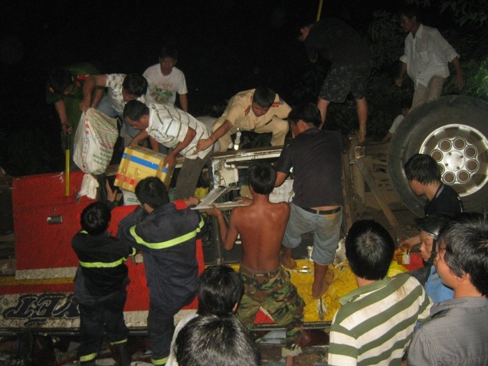 8. Xe khách rơi xuống sông, 34 người thiệt mạng Khoảng 22h 10’ đêm 17/5, tại cầu Sêrêpôk trên Quốc lộ 14 - ranh giới giữa hai tỉnh Đăk Lăk và Đăk Nông, chiếc xe khách mang biển kiểm soát 47V-2371 của Hợp tác xã vận tải Quyết Thắng (trụ sở tại thôn Tân Lập, xã Hòa Đông, huyện Krông Păc, Đăk Lăk) đã rơi xuống sông. (Xem thêm: Toàn cảnh hiện trường vụ tai nạn kinh hoàng, hơn 50 người thương vong)