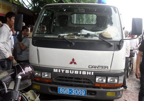 Chiếc xe 3 cảnh sát giao thông huyện Văn Giang bị người dân chặn lại. Ảnh: Gia đình nạn nhân cung cấp.