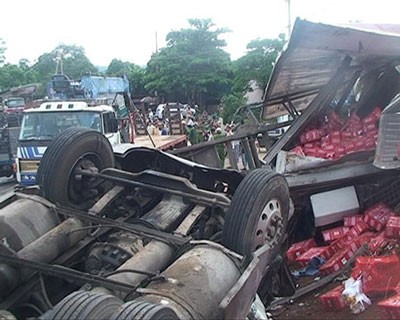 Vụ tai nạn khiến hàng trăm thùng nhựa chứa trái cây bị văng ra mặt đường, hư hỏng. Rất may không ai bị thương.