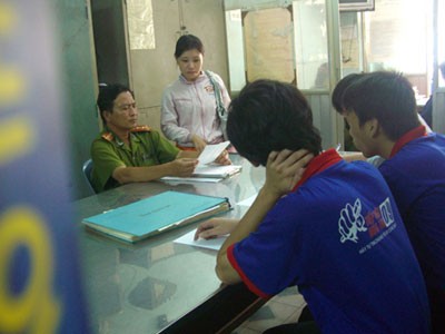 Hai nam sinh viên giúp nạn nhân Lục Thị Hoàng Khánh Ngọc lấy lại điện thoại dẫn đến bị trả thù đang làm bản tường trình ở cơ quan công an quận Bình Thạnh.