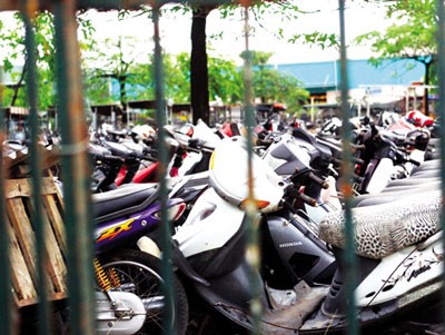 Nhiều chiếc xe máy có nguy cơ thành “đồng nát” tại bãi giữ xe Mỹ Đình. Ảnh: Việt Nguyễn