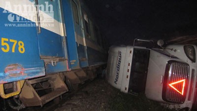 “Tê liệt” đường sắt do tàu hỏa va quệt xe container ảnh 1