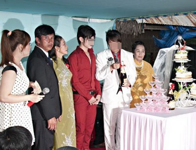 Bảo Quốc (áo trắng) đang khui rượu tại đám cưới đồng giới ở Hà Tiên.