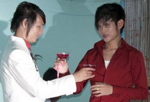 Hai chàng trai đang làm nghi lễ của một đám cưới truyền thống gây xôn xao dư luận ở Kiên Giang. Ảnh: webtretho