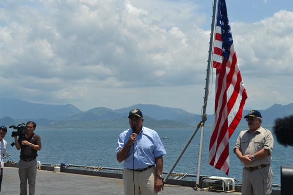 Đây là lần đầu tiên một bộ trưởng quốc phòng Hoa Kỳ đến thăm Việt Nam sau 37 năm, kể từ khi chiến tranh tại Việt Nam kết thúc vào tháng 4-1975. Tại đây, Bộ trưởng Quốc phòng Mỹ Panetta cho biết lý do ông chọn Cảng Cam Ranh để đi thăm: “Khi tôi đứng đây, trên chiếc tàu Mỹ đang neo đậu tại Cảng Cam Ranh này, là một biểu tượng rất quan trọng chứng tỏ mối quan hệ giữa Hoa Kỳ và Việt Nam đã được cải thiện rất nhiều. Cam Ranh của các bạn là một nơi tuyệt với để nhìn thấy biển và tất cả những điều tốt đẹp mà Việt Nam đang làm”. Ông Panetta cũng khẳng định rằng chiến lược quốc phòng mới của Hoa Kỳ sẽ được thử nghiệm tại khu vực Thái Bình Dương có một số nguyên tắc chính. Cụ thể: xây dựng quân đội Hoa Kỳ trở nên nhanh nhạy, dễ triển khai, linh động hơn, với các công nghệ tối tân nhất và khu vực Thái Bình Dương đóng vai trò rất quan trọng trong chiến lược này; đồng thời tái cân bằng lực lượng tại khu vực châu Á - Thái Bình Dương. “Chúng tôi cũng muốn nhấn mạnh nỗ lực của chúng tôi trong việc hợp tác với các nước trong khu vực châu Á - Thái Bình Dương để phát triển khả năng tự bảo vệ mình của các nước này. Hoa Kỳ sẽ hỗ trợ huấn luyện, cải thiện khả năng quốc phòng của các nước, mang lại hòa bình, thịnh vượng cho khu vực”.Trong cùng ngày, ông Panetta được đưa lên thăm chiếc tàu USNS Richard E. Byrd đang bảo dưỡng tại đây. (Theo Người lao động)