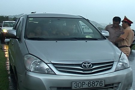 Đối tượng Hoàn bị bắt giữ khi đang đi du lịch bằng tiền giả cùng người thân qua địa phận huyện Phú Lộc.