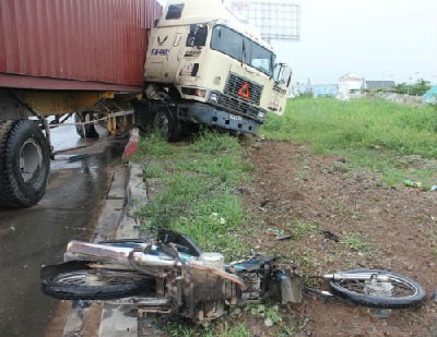 Hiện trường vụ tai nạn do container mất lái khiến một cô gái bị trọng thương.