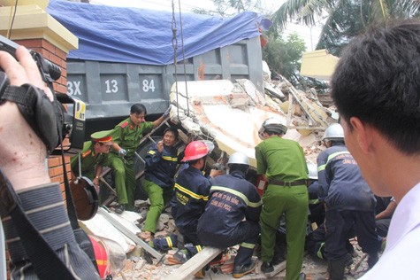 Lực lượng chức năng đang khẩn trương đưa những người bị nạn ra khỏi đống đổ nát