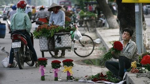 Kỹ năng bó, tỉa sao cho đẹp, bày dưới lòng đường sao cho ngay hàng thẳng lối cũng là tiêu chí bán hàng của những mày râu bán hoa dọc con đường Nguyễn Trãi.