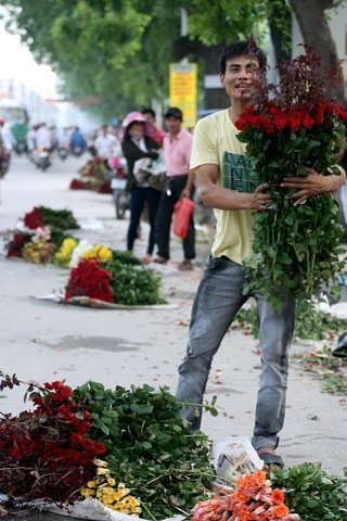 Để dễ bán, hoa được bày tràn xuống lòng đường.