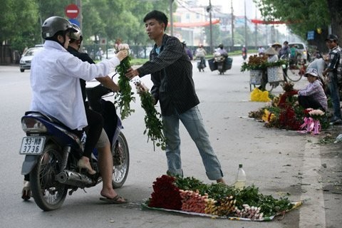 Với “thượng đế” thật tiện khi chỉ cần chống chân giữa đường là mua được bó hoa.