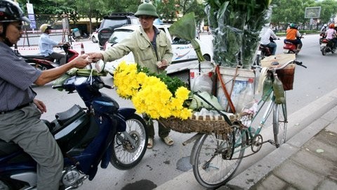 Không ít cánh đàn ông ghé mua bó hoa về tặng vợ.