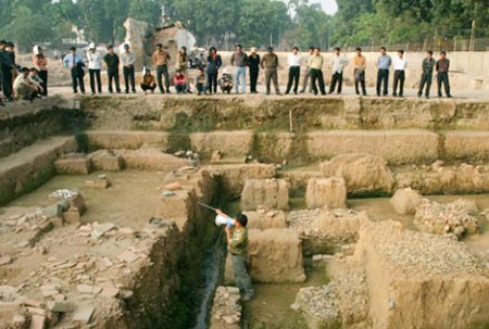 Một hố khảo cổ được triển khai trong khu di sản Hoàng thành.