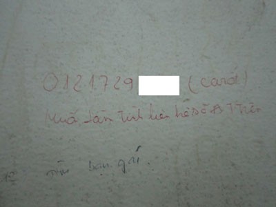 Chuyện thật như đùa: Tiếp thị mại dâm trên tường nhà vệ sinh công cộng ảnh 6
