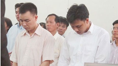 Bị cáo Trần Minh Long (áo kẻ) và Phùng Mạnh Hùng đứng nghe tuyên án