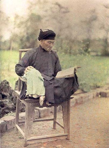 Chú thích của tác giả: Một nhà nho ngồi đọc sách gần Hà Nội, 1915