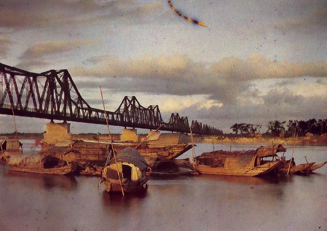 Chú thích của tác giả: Cầu Long Biên năm 1915, được đặt theo tên của Toàn quyền Đông Dương Paul Doumer