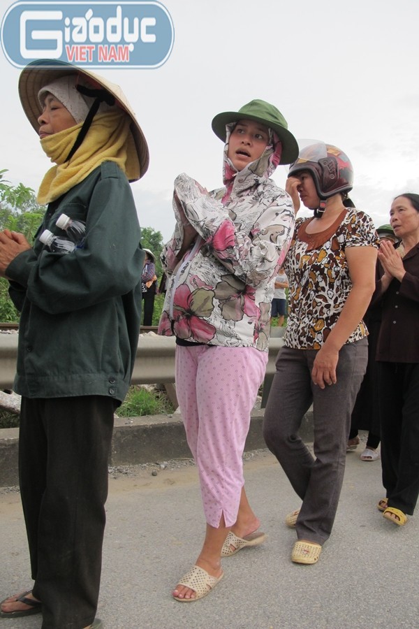 Một người phụ nữ có bầu ở Duy Tiên, Hà Nam bất chấp nắng hè vẫn hòa vào đoàn người chắp tay niệm Phật.