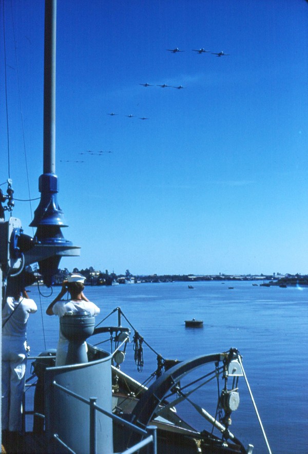 Tàu quân sự của Mỹ trên sông Sài Gòn