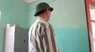 Nguyễn Văn Phong tránh ống kính phóng viên