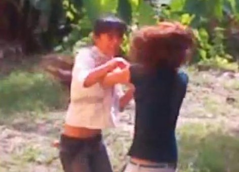 Cuộc ẩu đả giữa 2 nữ sinh (ảnh chụp từ clip)
