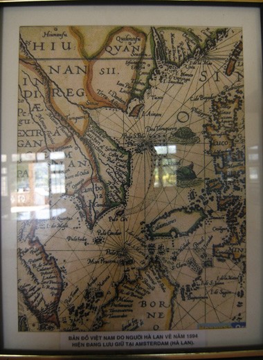Bản đồ Việt Nam do người Hà Lan vẽ năm 1594, hiện đang lưu giữ tại Amsterdam (Hà Lan). Khi đó Hoàng Sa, Trường Sa đã là của Việt Nam.