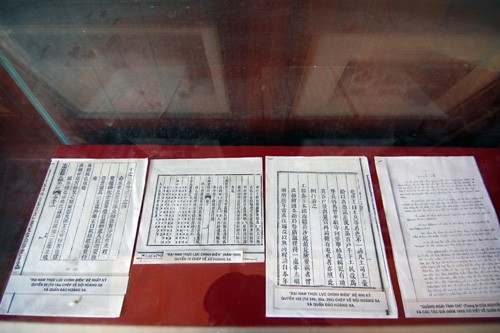 Những dòng chữ được ghi trong Đại Nam Thực Lực Chính Biên (năm 1848) và Quảng Ngãi Tỉnh Chí (năm 1933) ghi chép về quần đảo Hoàng Sa của Việt Nam.