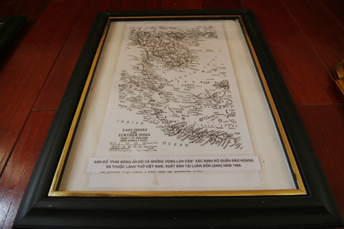 Bản đồ phía Đông Ấn Độ và những vùng lân cận, xác định quần đảo Hoàng Sa thuộc lãnh thổ Việt Nam, bản đồ xuất bản tại London, Anh năm 1956.