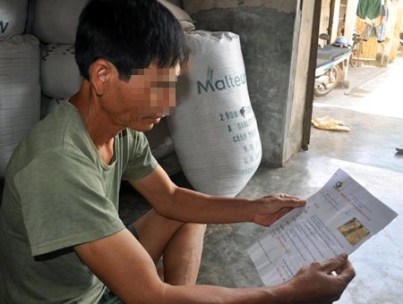 Anh Lê Văn Khuynh (chồng chị Liên) mang giấy đi siêu âm, xét nghiệm tử cung buồng trứng của vợ mình ra cho PV xem.