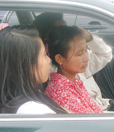 Bà Ngàn (ngồi giữa) bị áp tải lên xe về trại giam. Ảnh: PT