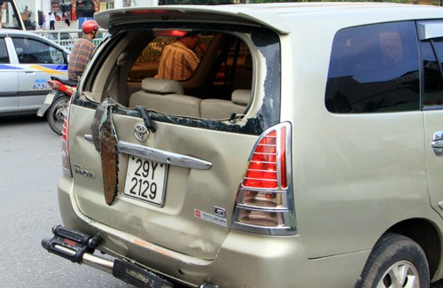 Chiếc xe Toyota Inova bị hư hỏng nặng