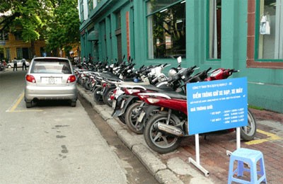 Theo kết quả thanh tra của Bộ Giao thông vận tải, Sở Giao thông vận tải Hà Nội cấp phép trông giữ xe sai quy định trên rất nhiều tuyến phố.