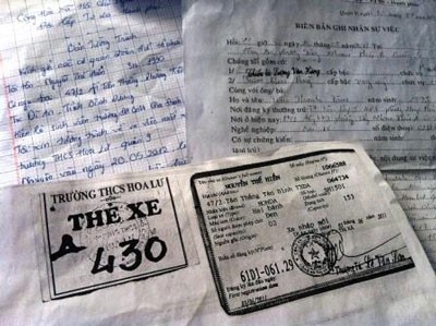Thẻ giữ xe, bản tường trình của anh Hiển và biên bản làm việc của Công an phường Tăng Nhơn Phú B, quận 9 trong vụ tráo xe xảy ra tại trường THCS Hoa Lư.