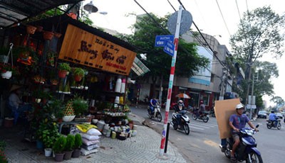 Đường Lê Hồng Phong, đoạn từ Vĩnh Viễn đến Hùng Vương, Q.10 (TP.HCM) được đề nghị không cho sử dụng một phần vỉa hè để kinh doanh.