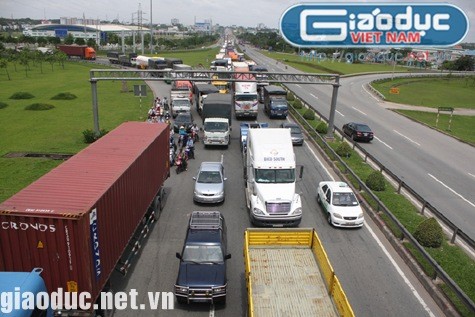 Tuyến Xa lộ Hà Nội ùn tắc nghiêm trọng.