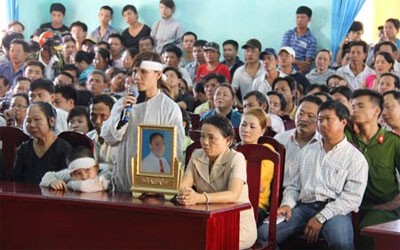 Vợ và con trai của nạn nhân Lê Vũ Bảo.