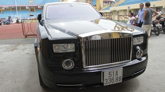 Chiếc Rolls-Royce Phantom Rồng đậu tại sân Hàng Đẫy của bầu Kiên.