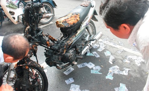 Chiếc xe máy của bà Hồ Thị Tùng bị lửa thiêu rụi.