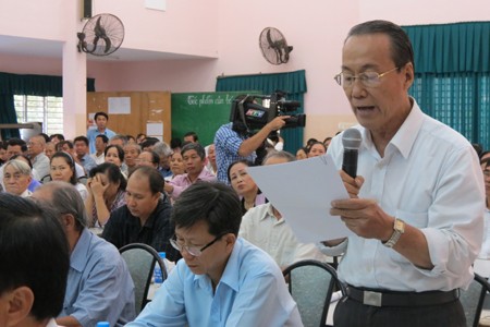 “Chống tham nhũng được đặt lên hàng đầu, nhưng vấn nạn này không giảm mà còn tăng lên” - cử tri Nguyễn Hữu Châu (Q.3) bức xúc.
