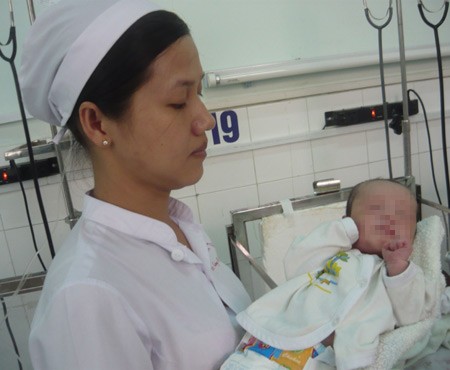 Con của thiếu nữ Nguyễn Thị Diễm M. lúc mới sinh được chăm sóc tại BV Nhi đồng TP Cần Thơ.