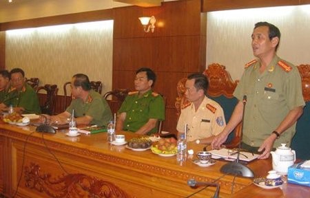 Đại tá Nguyễn Huỳnh Trảng (ảnh phải) tại cuộc họp báo. Ảnh: Quốc Huy