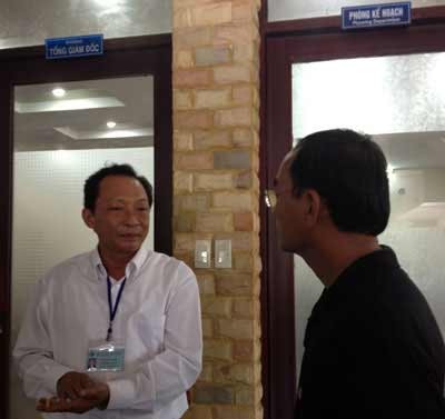 Ông Võ Thành Khôn – Phó TGĐ Bianfishco (ảnh trái) không trả lời được thời gian trả chế độ cho công nhân.