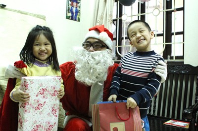 Cười rạng rỡ khi được ông già Noel đến tận nhà trò chuyện và tặng quà.
