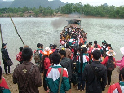 Hình ảnh đò chật kín người trên sông Gianh, huyện Quảng Trạch, tỉnh Quảng Bình