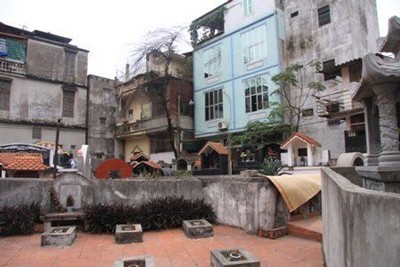 Khu nhà dân chen chúc, “quây kín” nghĩa trang ở tổ 46 phường Quan Hoa, quận Cầu Giấy, Hà Nội.
