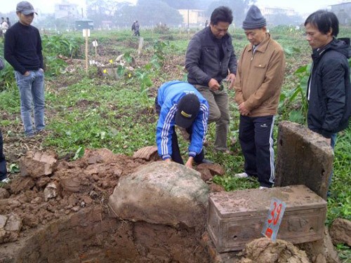Một gia đình đang bức xúc trước ngôi mộ người thân bị đào trộm