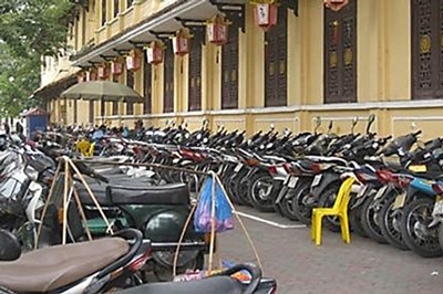 Sử dụng hè đường làm bãi gửi xe tại phố Lý Thường Kiệt.
