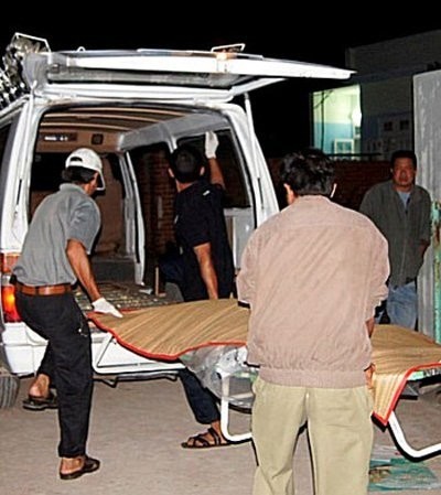 Thi thể nạn nhân được chuyển về Bệnh viện Đa khoa Bình Dương để khám nghiệm (Ảnh: Dân trí)